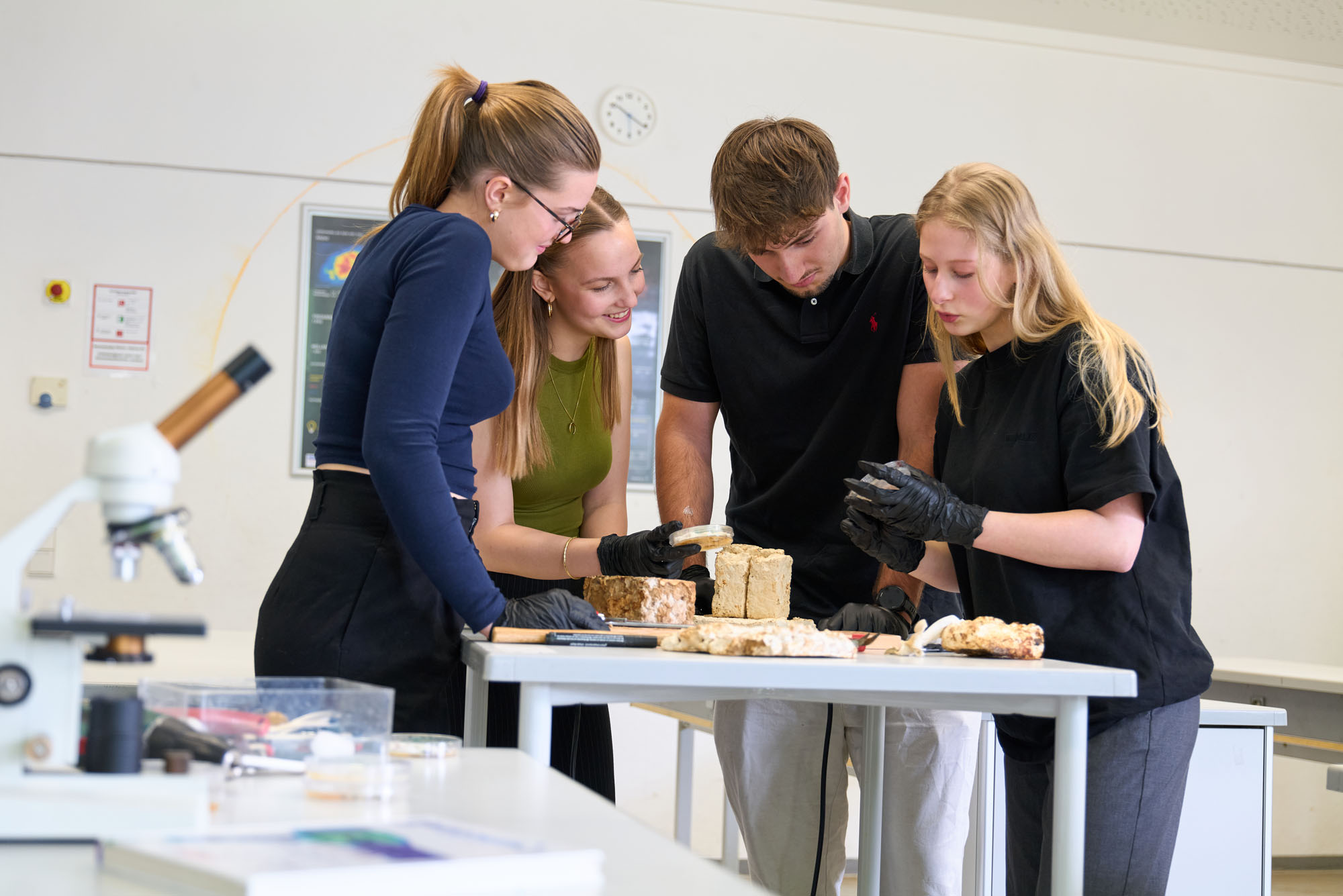 Das Bild zeigt eine Szene aus dem Chemieunterricht am Gymnasium Wermelskirchen