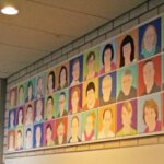 Unser Gebäude 39 Das Bild zeigt gemalte Portraits der Lehrerinnen und Lehrer des Gymnasiums Wermelskirchen
