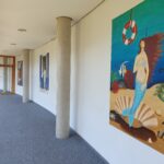Unser Gebäude 60 Das Bild zeigt einen Schulflur mit den gemalten Bildern an der Wand