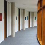 Unser Gebäude 63 Das Bild zeigt einen Schulflur mit den gemalten Bildern