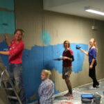 Unser Gebäude 52 Das Bild zeigt Schülerinnen und Schüler bei der kreativen Schulgestaltung