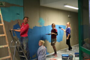 Das Bild zeigt Schülerinnen und Schüler bei der kreativen Schulgestaltung