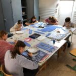 Unser Gebäude 21 Das Bild zeigt Schülerinnen und Schüler bei der kreativen Schulgestaltung
