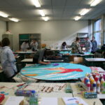 Unser Gebäude 51 Das Bild zeigt Schülerinnen und Schüler bei der kreativen Schulgestaltung