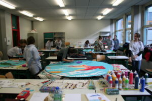 Das Bild zeigt Schülerinnen und Schüler bei der kreativen Schulgestaltung