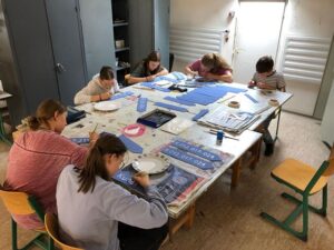 Das Bild zeigt Schülerinnen und Schüler bei der kreativen Schulgestaltung