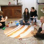 Unser Gebäude 68 Das Bild zeigt Schülerinnen und Schüler bei der kreativen Schulgestaltung