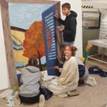 Unser Gebäude 62 Das Bild zeigt Schülerinnen und Schüler bei der kreativen Schulgestaltung