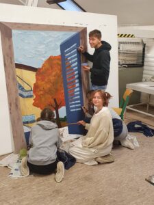 Das Bild zeigt Schülerinnen und Schüler bei der kreativen Schulgestaltung