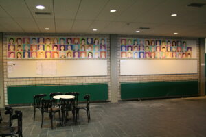 Das Bild zeigt gemalte Portraits der Lehrerinnen und Lehrer vom Städtischen Gymnasium Wermelskirchen