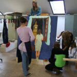 Unser Gebäude 61 Das Bild zeigt Schülerinnen bei der kreativen Schulgestaltung