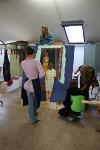 Das Bild zeigt Schülerinnen bei der kreativen Schulgestaltung