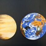 Unser Gebäude 70 Das Bild zeigt gemalte Planeten