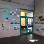 Unser Gebäude 44 Das Bild zeigt eine Schulwand, in der die Historie des Schulgebäudes kreativ dargestellt wird