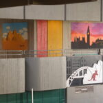 Unser Gebäude 24 Das Bild zeigt die gemalten Bilder der Schülerinnen und Schüler im Schulflur