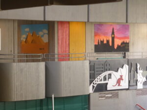 Das Bild zeigt die gemalten Bilder der Schülerinnen und Schüler im Schulflur