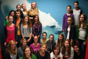 Das Bild zeigt ein Gruppenfoto von Schülerinnen und Schülern