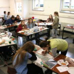 Unser Gebäude 46 Das Bild zeigt eine Schulklasse beim Malen