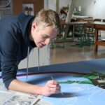Unser Gebäude 49 Das Bild zeigt einen Schüler beim Malen