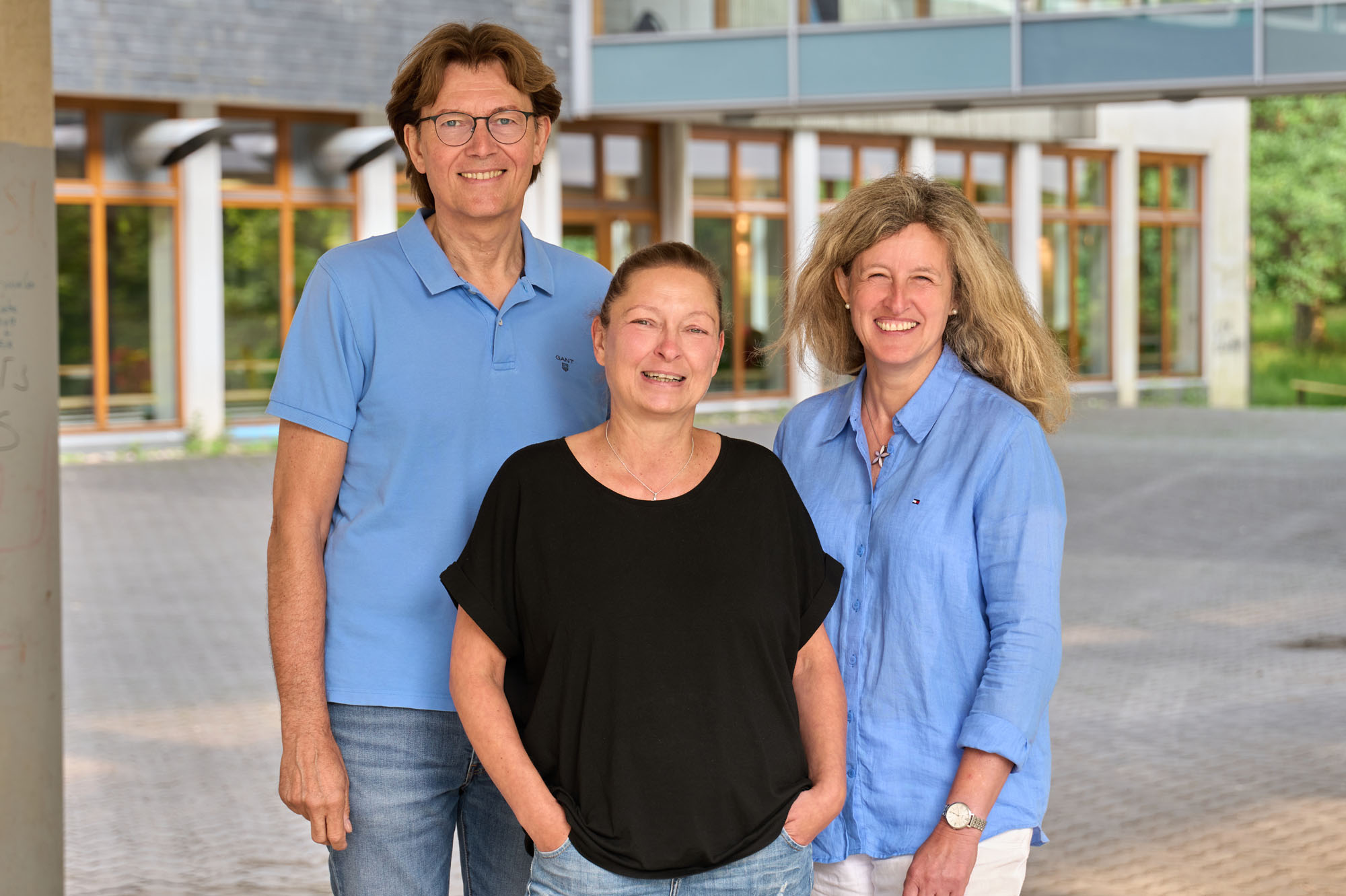 Das Bild zeigt die Sekretärinnen Michaela Müller, Susanne Schmitz und den Hausmeister Frank Hackländer