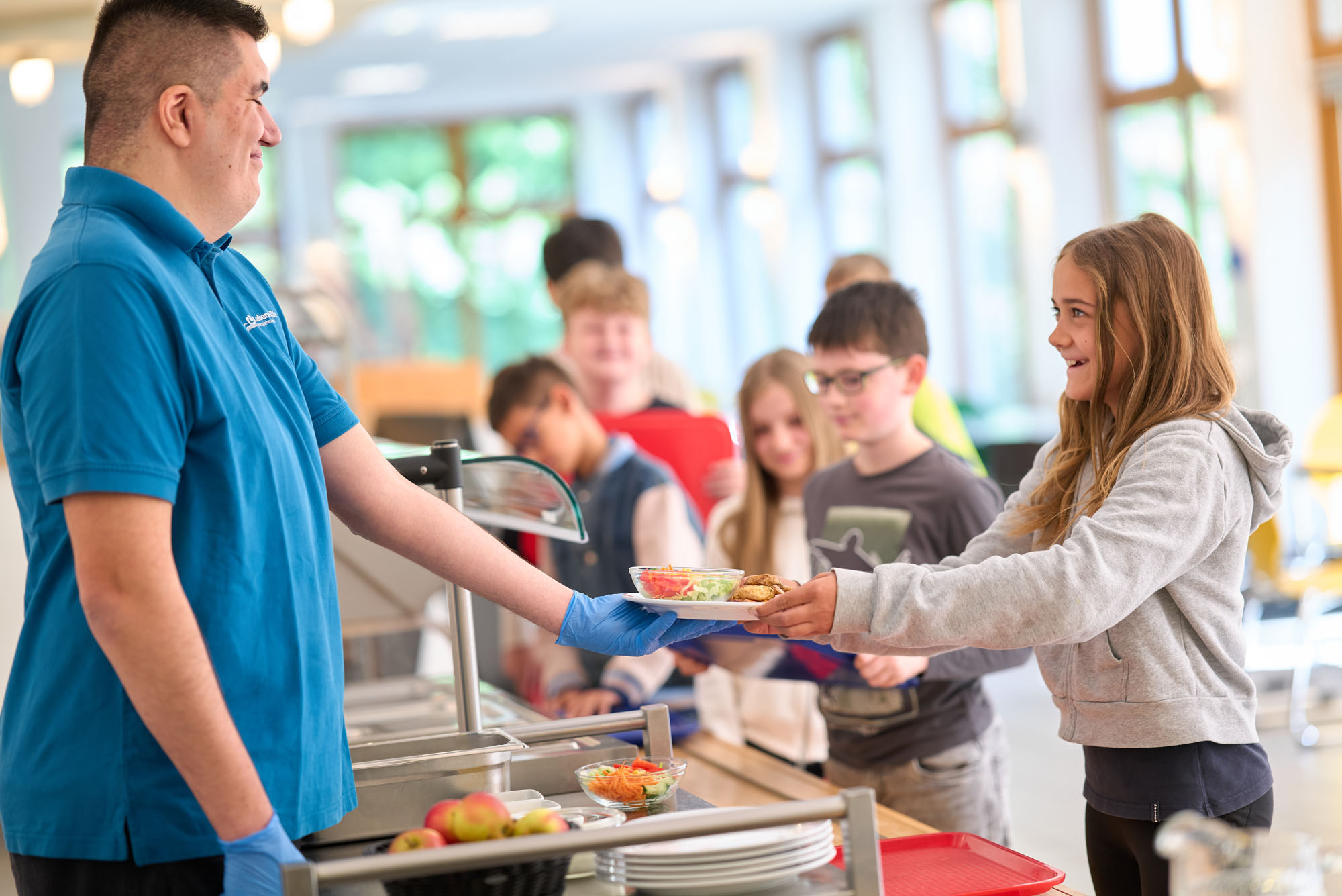 Das Bild zeigt eine Szene der Essensausgabe in der Cafeteria des Gymnasiums Wermelskirchen