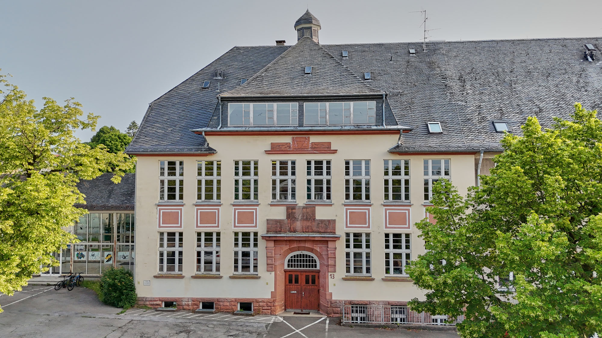 Das Bild zeigt den alten Altbau der Schule an der Stockhauser Straße