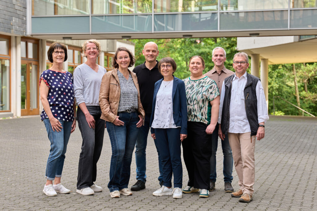 Das Bild zeigt ein Gruppenfoto der erweiterten Schulleitung