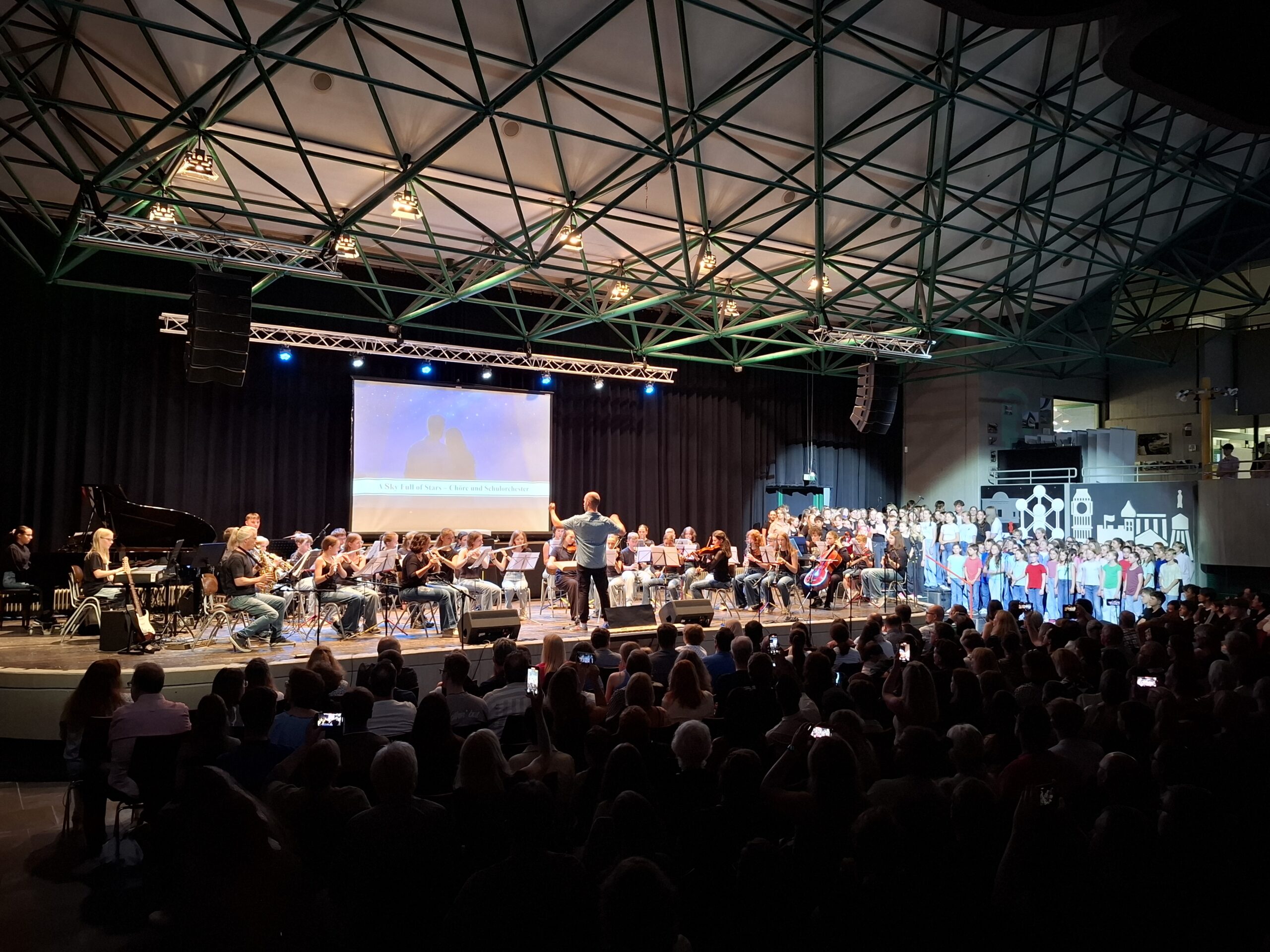 Das Bild zeigt einen Kulturabend mit Orchester