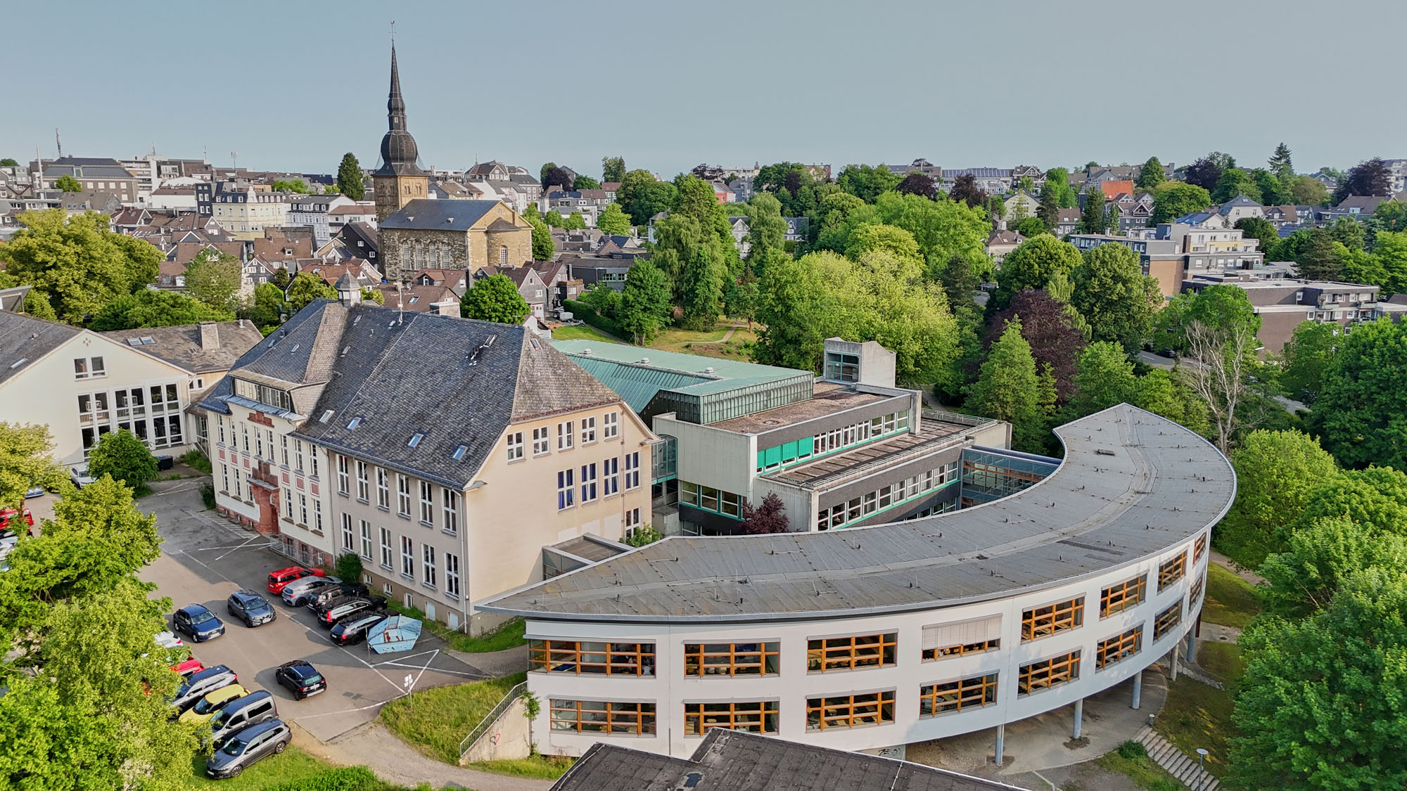 Das Bild zeigt eine Luftaufnahme des städtischen Gymnasiums Wermelskirchen