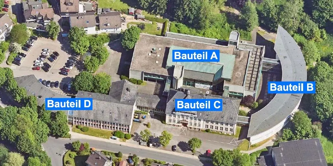 Lageplan der Schule mit den Gebäudeteilen A, B, C und D