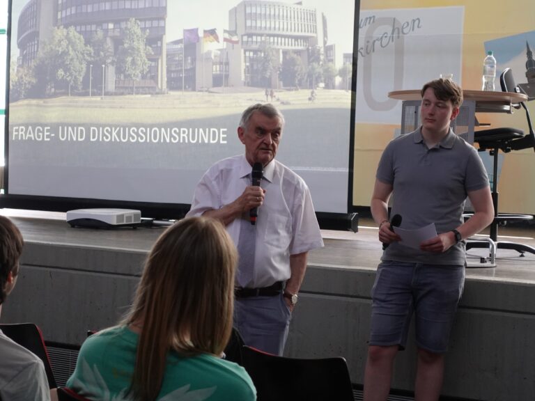 Demokratie im Dialog - Herbert Reul besucht das SGW 5