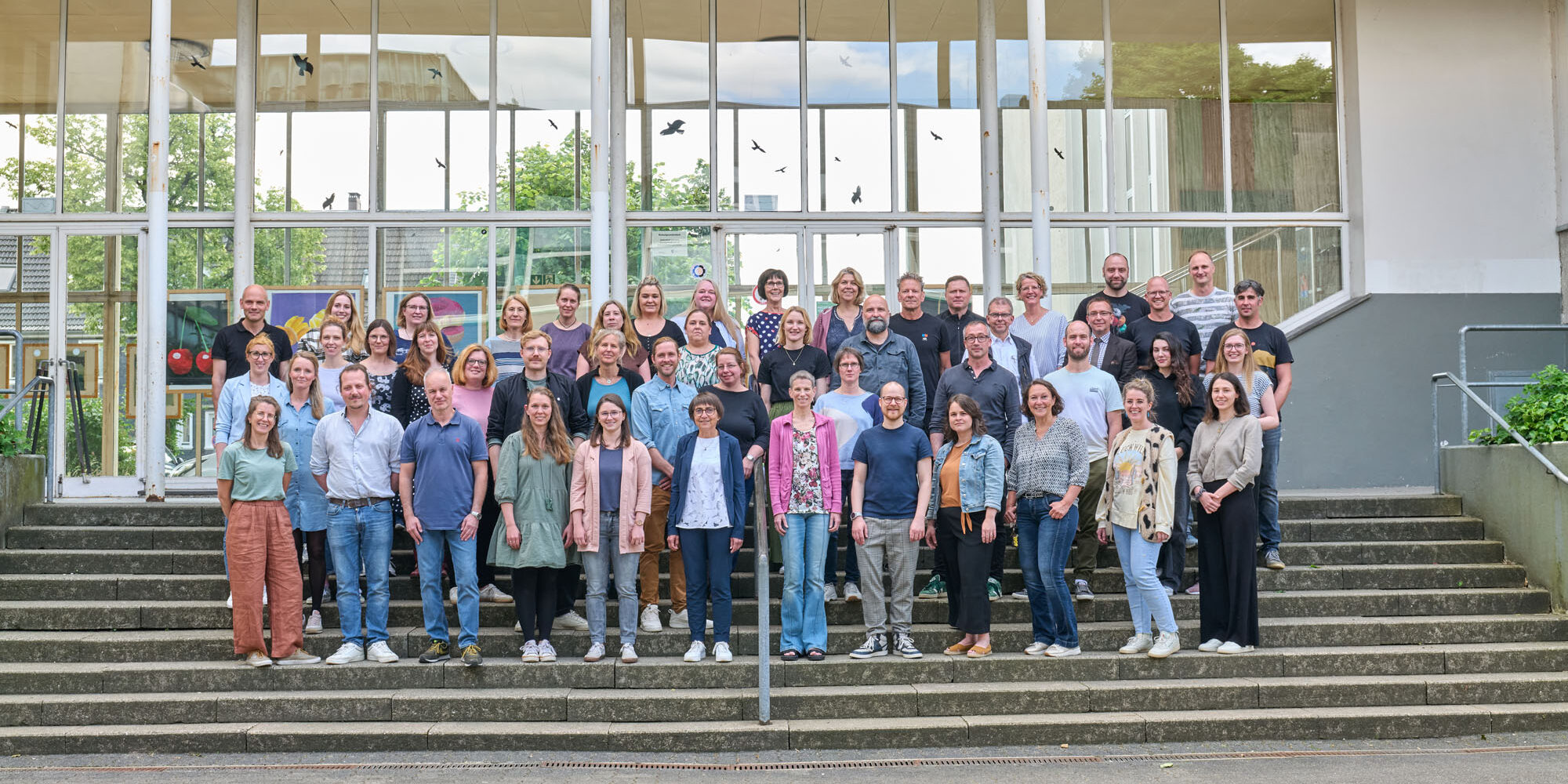Das Bild zeigt ein Gruppenbild aller Lehrerinnen und Lehrer des Städtischen Gymnasiums Wermelskirchen